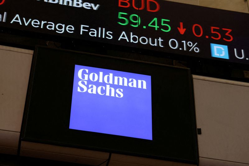 © Reuters. FILE PHOTO: The logo for Goldman Sachs is seen on the trading floor at the New York Stock Exchange (NYSE) in New York City, New York, U.S., November 17, 2021. REUTERS/Andrew Kelly/File Photo