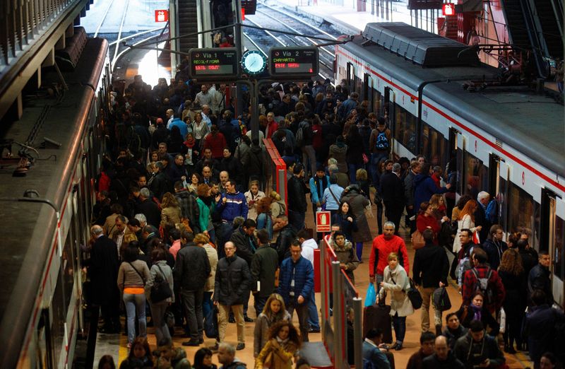 &copy; Reuters. FILE PHOTO: Commuters get on and off their trains at Madrid's Atocha station March 11, 2014. REUTERS/Andrea Comas/File Photo