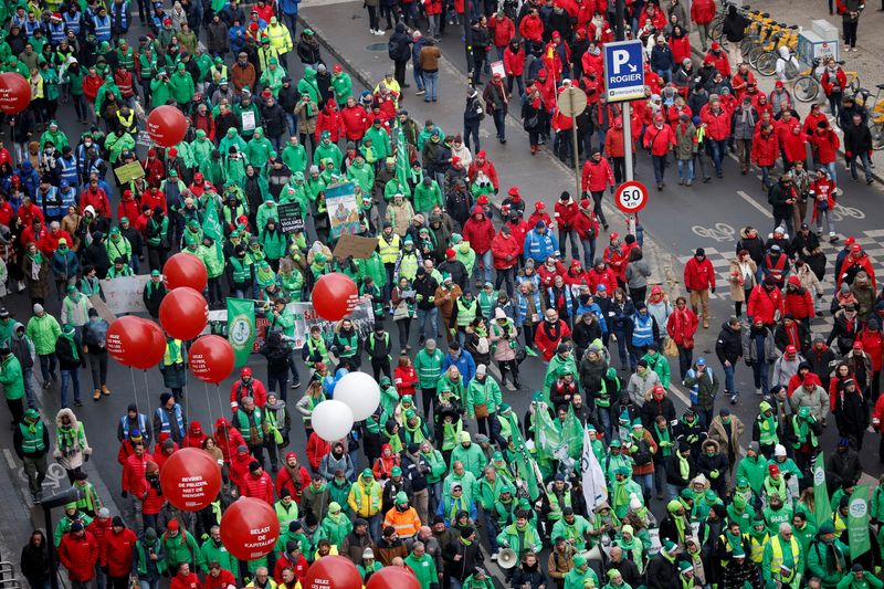 &copy; Reuters. احتجاج على ارتفاع تكاليف المعيشة في بروكسل يوم الجمعة. تصوير: جوانا جيرون – رويترز.