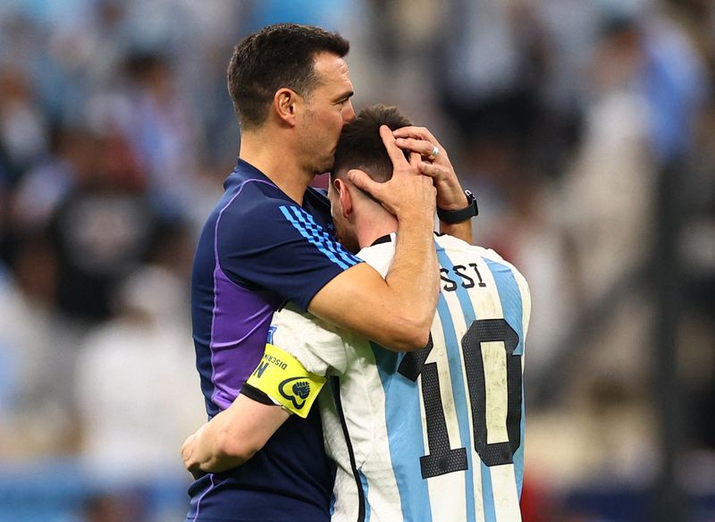 &copy; Reuters. Técnico da seleção da Argentina, Lionel Scaloni, comemora com Lionel Messi vitória sobre a Holanda nas quartas de final da Copa do Mundo do Catar
09/12/2022 REUTERS/Carl Recine
