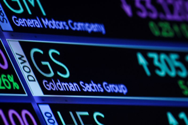 &copy; Reuters. Il titolo Goldman Sachs su un display presso la Borsa di New York. REUTERS/Brendan McDermid