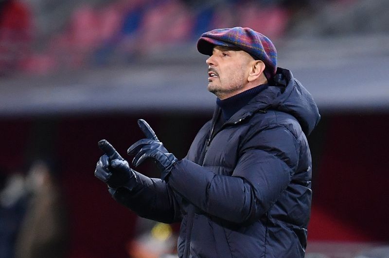 &copy; Reuters. FOTO DE ARCHIVO. El entrenador del Bolonia, Sinisa Mihajlovic, durante un partido del club en Italia. Enero, 2012. REUTERS/Jennifer Lorenzini