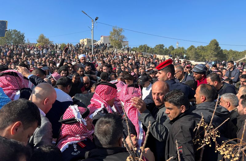 &copy; Reuters. Des personnes se rassemblent lors des funérailles d'un officier de police tué dans des émeutes jeudi soir, selon les autorités, à Jerash, Jordanie. /Photo prise le 16 décembre 2022/REUTERS/Jehad Shelbak