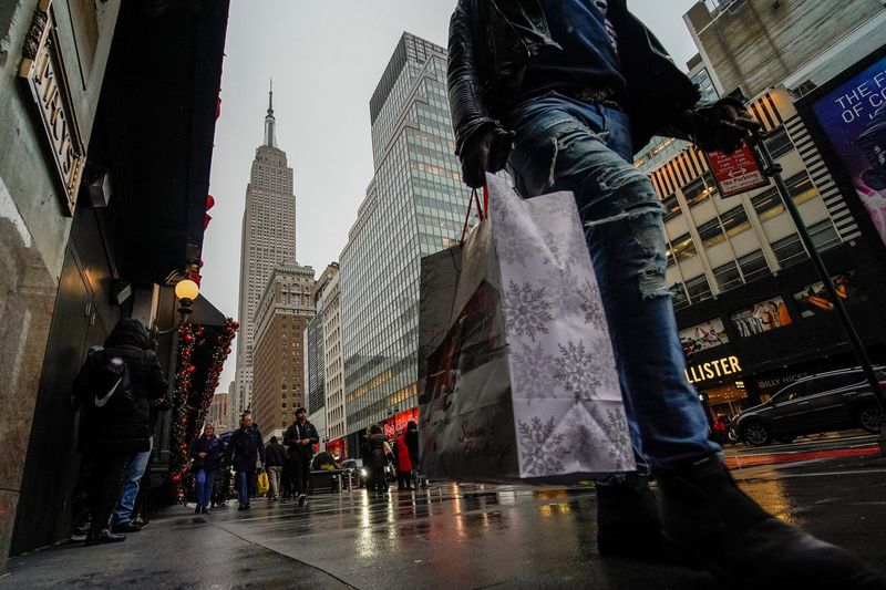 &copy; Reuters. FOTO DE ARCHIVO. Las personas caminan con bolsas de compras durante la temporada de fiestas de fin de año en Nueva York.. Diciembre 15, 2022. REUTERS/Eduardo Munoz