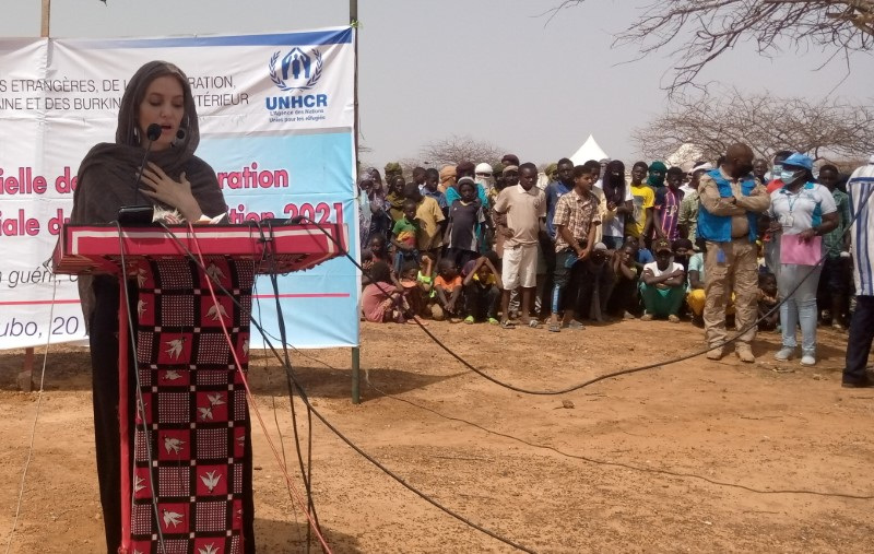 &copy; Reuters. Atriz Angelina Jolie discursa no campo de refugiados de Goudoubou, em Burkina Faso
20/06/2021 REUTERS/Ndiaga Thiam