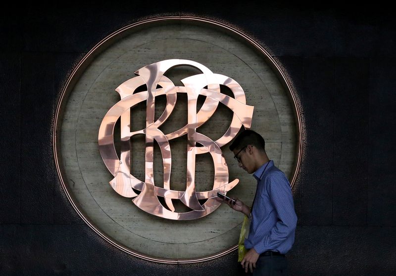 &copy; Reuters. Foto de archivo. Un trabajador pasa frente al logo del Banco Central de Reserva del Perú (BCRP) dentro del edificio de su sede en Lima.