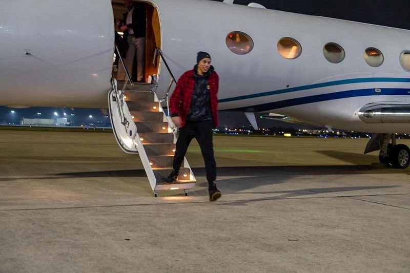 © Reuters. U.S. basketball star Brittney Griner steps off a plane following her release from prison in Russia, in an unknown location, in this picture obtained from social media released on December 16, 2022. U.S. Army South/Miguel A. Negron via REUTERS