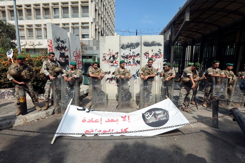 &copy; Reuters. Lebanese army soldiers stand guard during a protest organized by Depositors' Outcry, a group campaigning for angry depositors, near Lebanon's Central Bank building in Beirut, Lebanon October 5, 2022. REUTERS/Aziz Taher/File Photo
