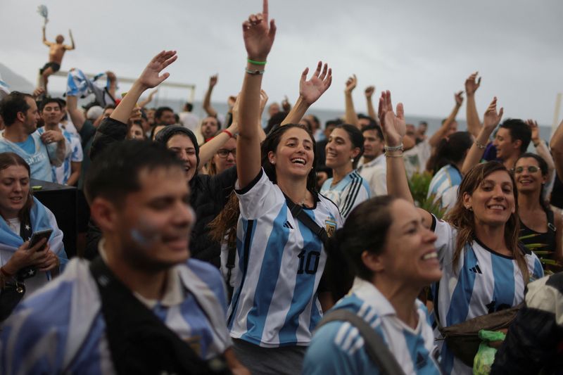 &copy; Reuters. Torcedores argentinos reagem ao assistir à partida entre Argentina e Croácia, no quiosque Buenos Aires, na praia de Copacabana, no Rio de Janeiro
13/12/2022
REUTERS/Pilar Olivares