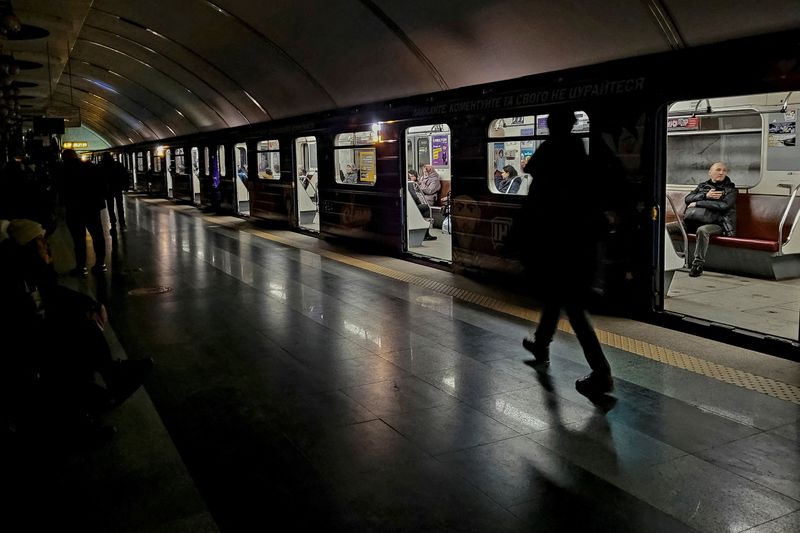 © Reuters. People shelter inside a metro station during partial power outage amid massive Russian missile attacks in Kyiv, Ukraine December 16, 2022. REUTERS/Pavlo Podufalov