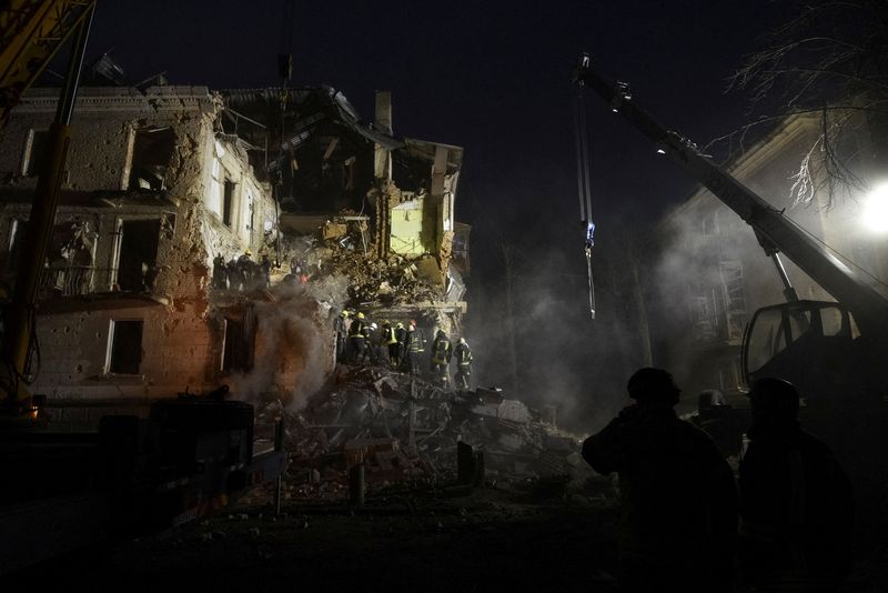 © Reuters. Rescuers work at the site of a residential building damaged by a Russian missile, amid Russia's attack on Ukraine, in Kryvyi Rih, Ukraine December 16, 2022. REUTERS/Mykola Synelnykov