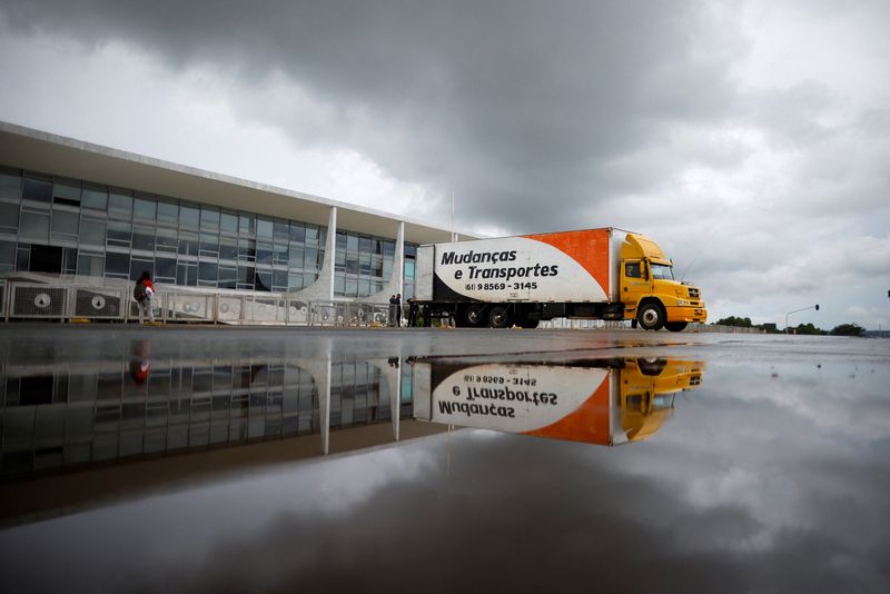 &copy; Reuters. Caminhão de mudanças estacionado em frente ao Palácio do Planalto
16/12/2022
REUTERS/Adriano Machado