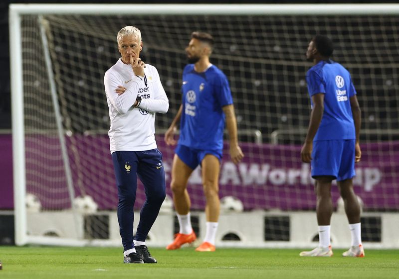 &copy; Reuters. 　サッカーのワールドカップ（Ｗ杯）カタール大会の決勝でアルゼンチンと対戦するフランス代表チームでは、複数の選手が体調不良を起こしているという。写真左はフランスのディディエ
