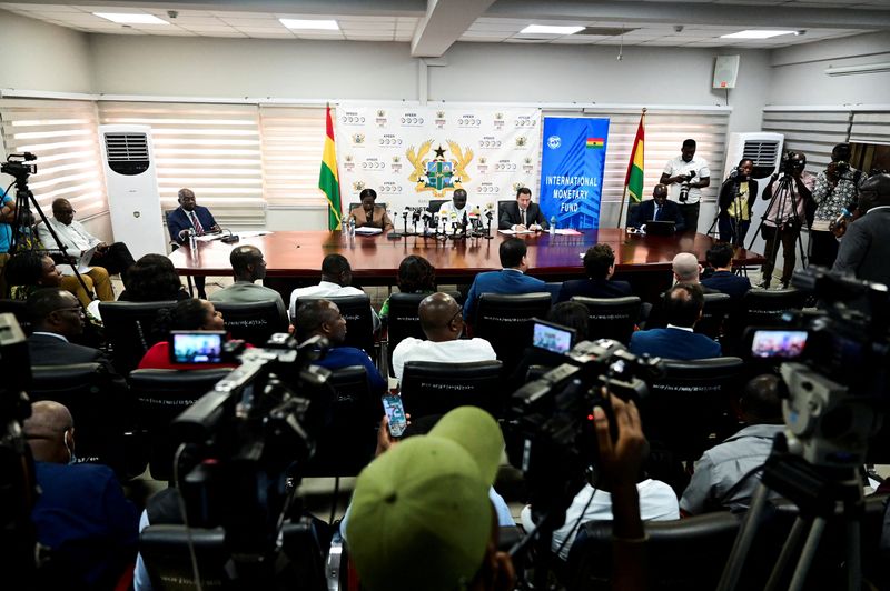 © Reuters. FILE PHOTO: Representatives of Ghana's Finance Ministry, the Central Bank and IMF address the media during a news conference in Accra, Ghana December 13, 2022.  REUTERS/Cooper Inveen/File Photo
