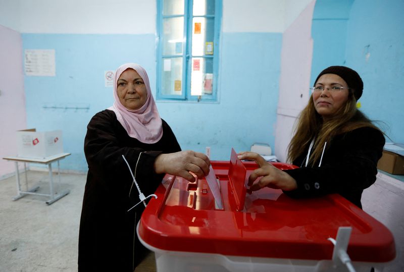 © Reuters. A woman casts her ballot at a polling station during parliamentary election in Tunis, Tunisia December 17, 2022. REUTERS/Zoubeir Souissi