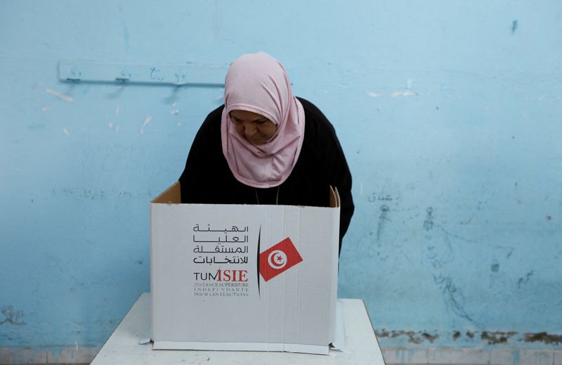 &copy; Reuters. امرأة تدلي بصوتها في مركز اقتراع خلال الانتخابات البرلمانية في تونس يوم السبت. تصوير: زبير السويسي - رويترز.