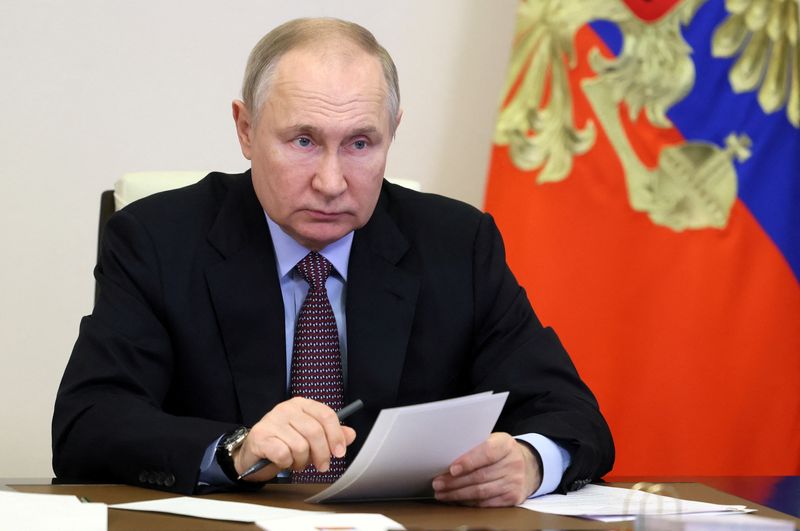Putin sounds out military commanders over Ukraine plans - agencies