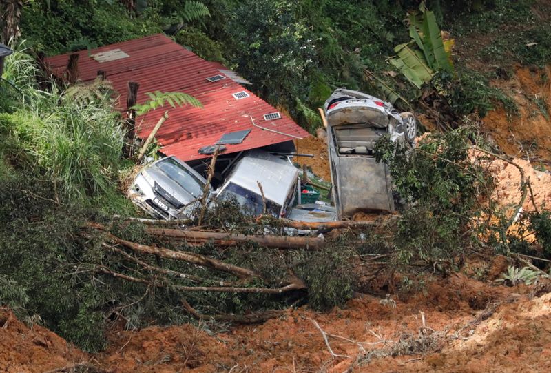 &copy; Reuters. سيارات مدمرة خلال عملية إنقاذ وإخلاء بعد انهيار أرضي في موقع تخييم في باتانج كالي في ولاية سيلانجور في ماليزيا يوم السبت. تصوير: حسنور حسين - 