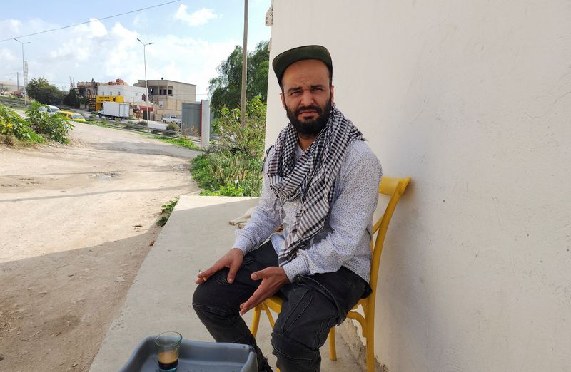 &copy; Reuters. وديع الجلاصي يتحدث خلال مقابلة مع رويترز في مقهى في النحلي إحدى ضواحي تونس يوم السبت. تصوير: طارق عمارة - رويترز.