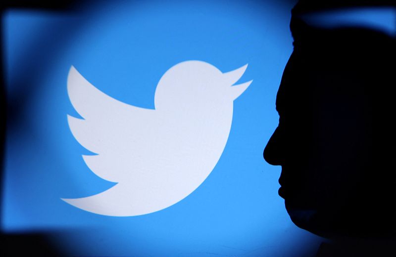 &copy; Reuters. Elon Musk et le logo de Twitter à la loupe. /Photo d'illustration prise le 4 novembre 2022/REUTERS/Dado Ruvic