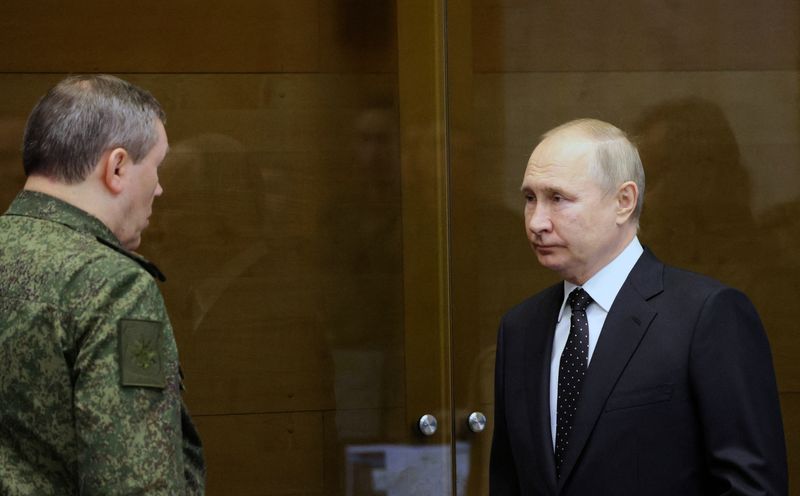 &copy; Reuters. Le chef d'état-major général russe Valery Gerasimov salue le président russe Vladimir Poutine lors d'une visite au quartier général conjoint des forces armées russes impliquées dans les opérations militaires en Ukraine, dans un lieu inconnu en Ru