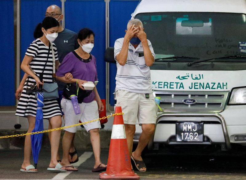 © Reuters. Family members of a Batang Kali, landslide victim, leave Sungai Buloh Hospital's mortuary in Sungai Buloh, Selangor, Malaysia, December 17, 2022. REUTERS/Hasnoor Hussain     