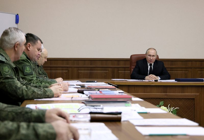 &copy; Reuters. El presidente ruso, Vladimir Putin, visita el Cuartel General Conjunto de las Fuerzas Armadas rusas que participan en operaciones militares en Ucrania, en un lugar desconocido de Rusia, en esta imagen publicada el 17 de diciembre de 2022. Sputnik/Gavriil 
