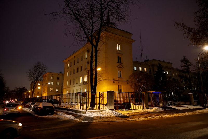 &copy; Reuters. منظر عام لمقر الشرطة البولندية في وراسو في 15 ديسمبر كانون الأول 2022 حيث أصيب قائد الشرطة جراء انفجار وقع بمكتبه ناجم عن  قاذفة قنابل يدوية تلق