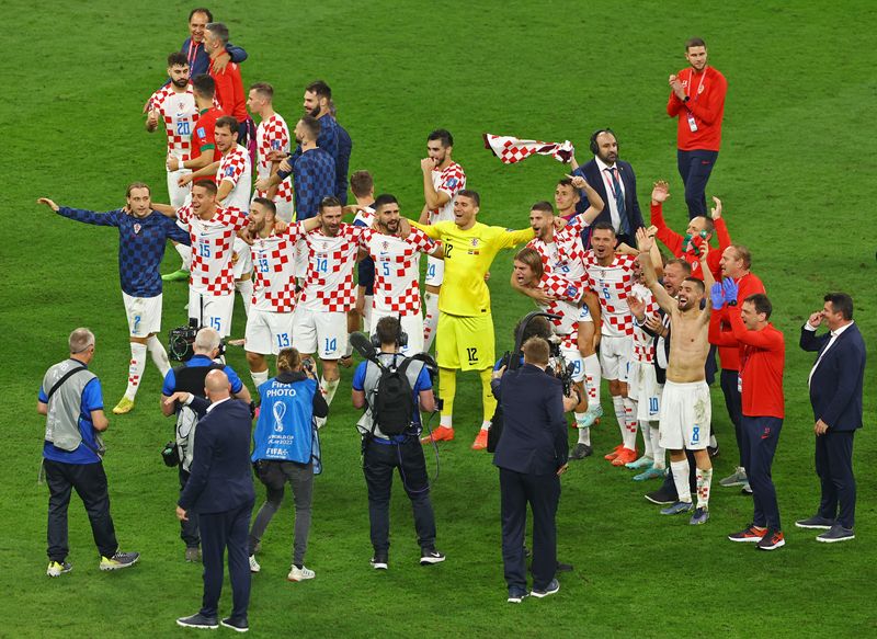 &copy; Reuters. لاعبو كرواتيا يحتفلون بحصولهم على المركز الثالث بكأس العالم في قطر عقب فوزهم على المغرب يوم السبت. تصوير: برناديت سابو – رويترز.