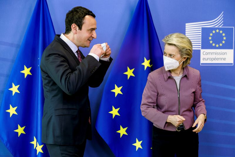 &copy; Reuters. La présidente de la Commission européenne, Ursula von der Leyen, accueille le Premier ministre du Kosovo, Albin Kurti, avant leur rencontre au siège de l'UE, à Bruxelles, en Belgique. /Photo prise le 29 avril 2021/REUTERS/Kenzo Tribouillard