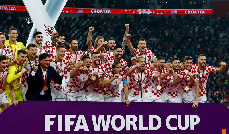 © Reuters. لاعبو كرواتيا يحتفلون بميدالياتهم على منصة التتويج بعد حصولهم على المركز الثالث في كأس العالم بقطر عقب الفوز على المغرب يوم السبت. تصوير: لي سميث – رويترز.