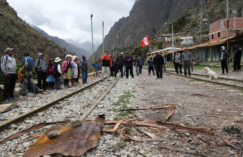 © Reuters. محتجون يقطعون خط سكك حديدية في بيرو يوم الجمعة. تصوير: أليخاندرا أوروسكو – رويترز. (يحظر بيع الصورة أو الاحتفاظ بها في أرشيف).