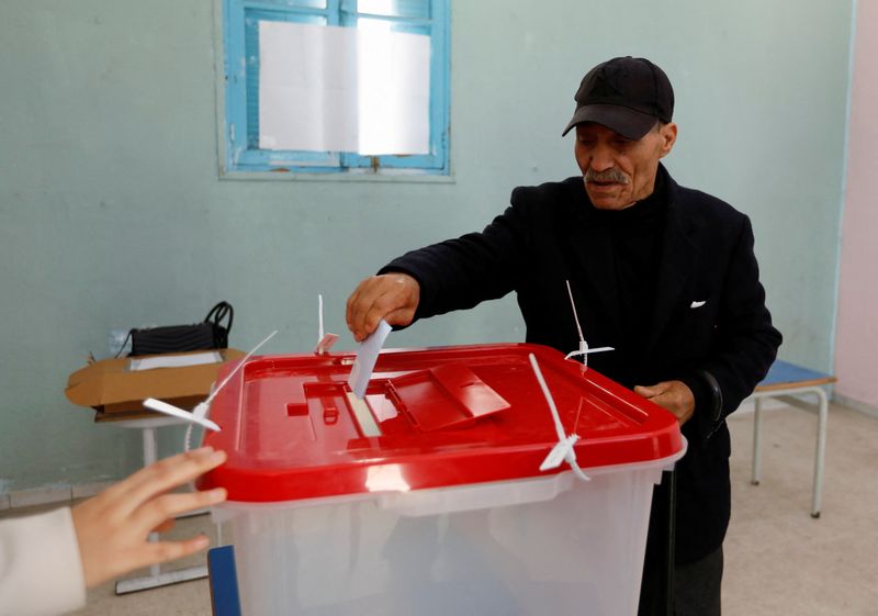 © Reuters. ناخب يدلي بصوته داخل لجنة انتخابية في تونس ضمن الانتخابات البرلمانية التي أجريت يوم السبت. تصوير : زبير سويسي- رويترز .   