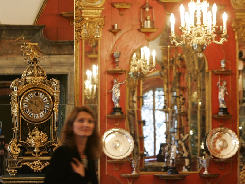 &copy; Reuters. FILE PHOTO: A visitor looks at exhibits at the Gruenes Gewoelbe (Green Vault) at the Royal Palace in Dresden, Septmber 1, 2006. REUTERS/Arnd Wiegmann