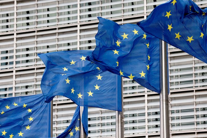 © Reuters. FILE PHOTO: European Union flags flutter outside the EU Commission headquarters in Brussels, Belgium, September 28, 2022. REUTERS/Yves Herman/File Photo