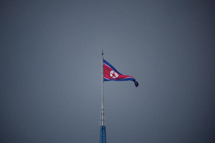 &copy; Reuters. 　　１２月１８日、海上保安庁は防衛省の情報として、北朝鮮から弾道ミサイルの可能性があるものが発射されたと新たに発表した。写真は北朝鮮の国旗。板門店近くで７月代表撮影（２０