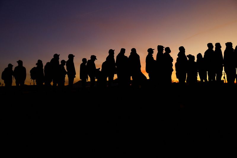 © Reuters. Venezuelan migrants stand near the Rio Bravo river, the border between Mexico and the U.S., as they wait for the announcement about the end of Title 42 on December 21, in Ciudad Juarez, Mexico December 17, 2022. REUTERS/Jose Luis Gonzalez