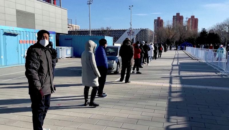 &copy; Reuters. أشخاص يقفون في طابور لتلقي جرعة تنشيطية من فيروس كورونا عبر رذاذ الأنف في بكين بصورة حصلت عليها رويترز من مقطع مصور يوم السبت. 