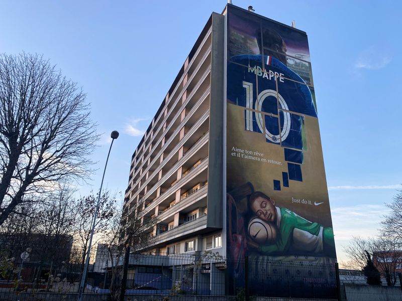 &copy; Reuters. FOTO DE ARCHIVO-Un mural que muestra al jugador de la selección francesa de fútbol Kylian Mbappé, en un edificio en su ciudad natal en Bondy, cerca de París. 15 de diciembre de 2022.  REUTERS/Clotaire Achi