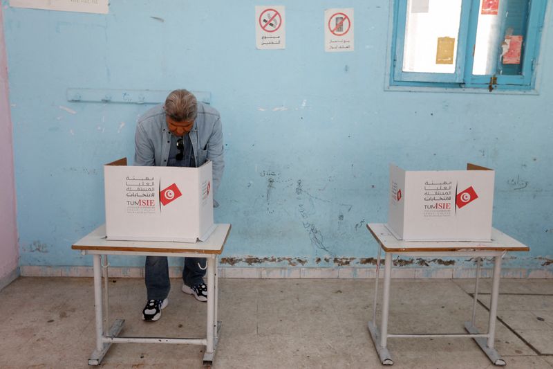 &copy; Reuters. رجل يدلي بصوته في الانتخابات البرلمانية بمركز اقتراع في تونس يوم السبت. تصوير: زبير سوسي - رويترز.