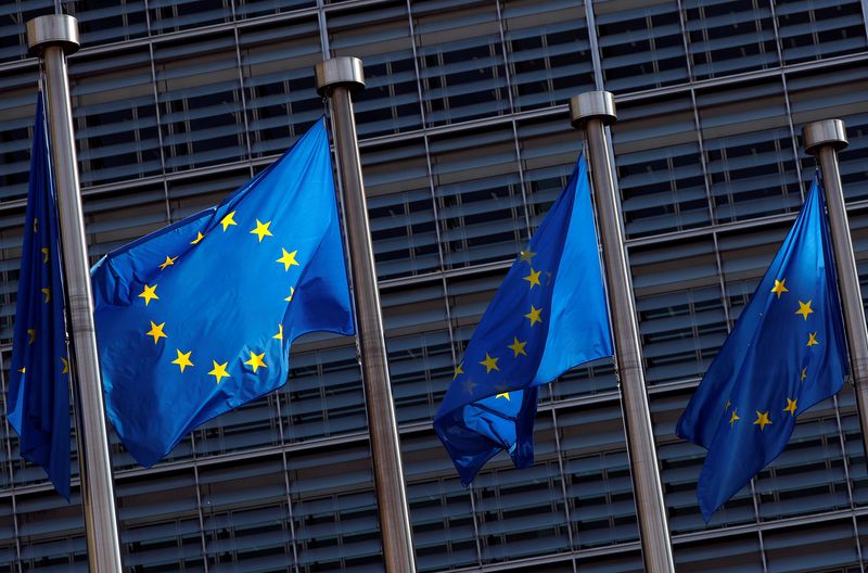 © Reuters. أعلام الاتحاد الأوروبي أمام مقر مفوضية الاتحاد في بروسكل بصورة من أرشيف رويترز.