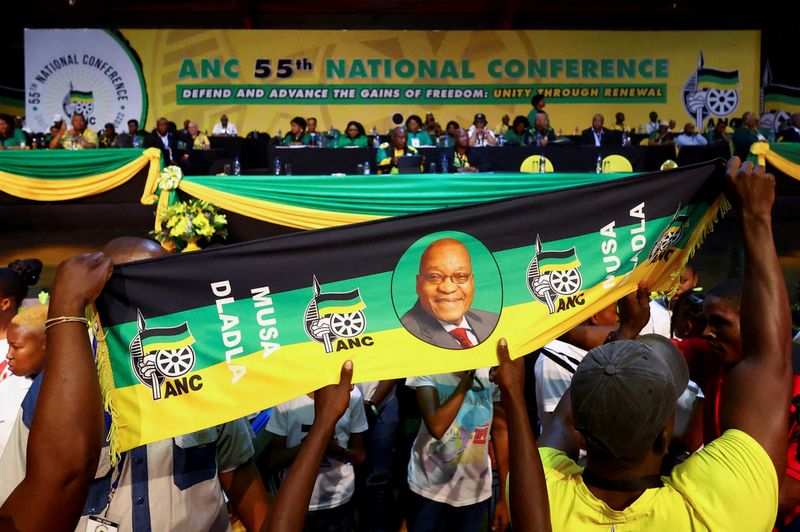 &copy; Reuters. مندوبون يرفعون لافتة تحمل صورة رئيس جنوب أفريقيا السابق جاكوب زوما خلال المؤتمر الخامس والخمسين لحزب المؤتمر الوطني الأفريقي الحاكم يوم 16 