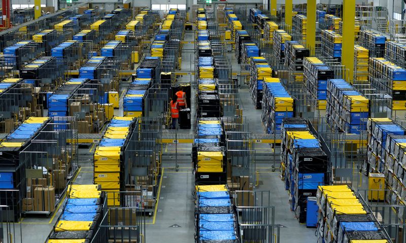 &copy; Reuters. FILE PHOTO: Employees handle packages at an Amazon logistic center in Mannheim, Germany, September 17, 2019. REUTERS/Ralph Orlowski
