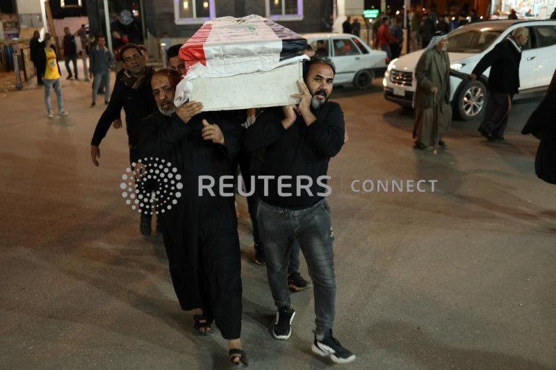 © Reuters. مشيعون يحملون نعش شرطي عراقي قتل في هجوم في كركوك يوم الأحد. تصوير: علاء المرجاني – رويترز. 