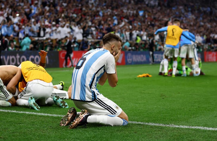 &copy; Reuters. Dic 18, 2022 
Foto del domingo del futbolista de Argentina German Pezzella celebra tras ganar el Mundial 
REUTERS/Hannah Mckay