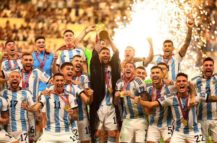 © Reuters. Dic 18, 2022 
Foto del domingo de la selección de Argentina celebrando tras ganar el Mundial 
REUTERS/Kai Pfaffenbach