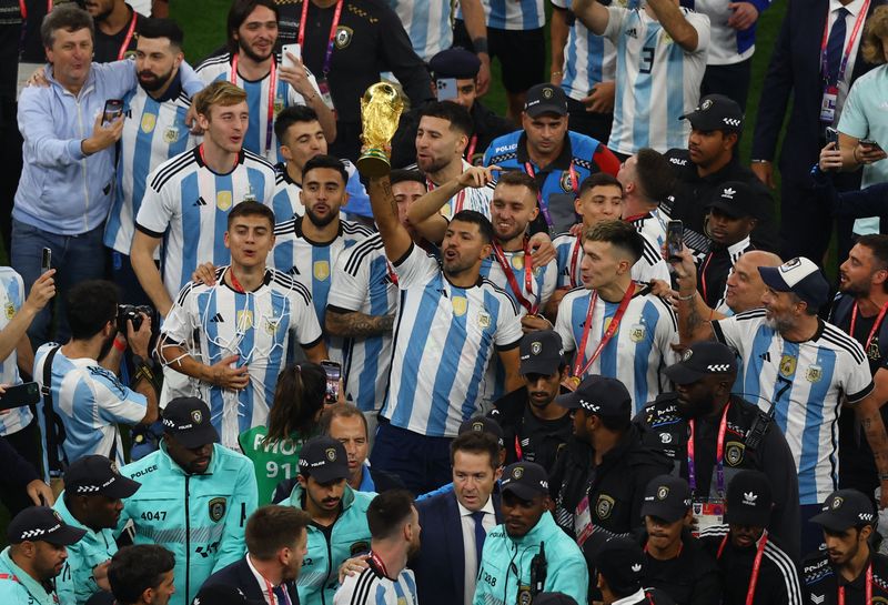 © Reuters. لاعبو منتخب الأرجنتين يحتفلون بالفوز ببطولة كأس العالم أمام فرنسا في قطر يوم الأحد. تصوير: بول تشيلدز - رويترز