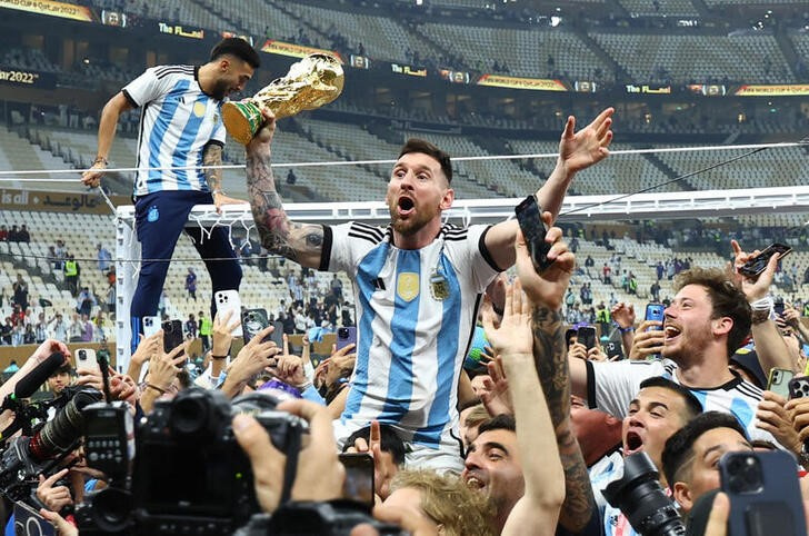 &copy; Reuters. Dic 18, 2022 
Foto del domingo del capitán de Argentina Lionel Messi celebrando tras ganar el Mundial 

REUTERS/Kai Pfaffenbach