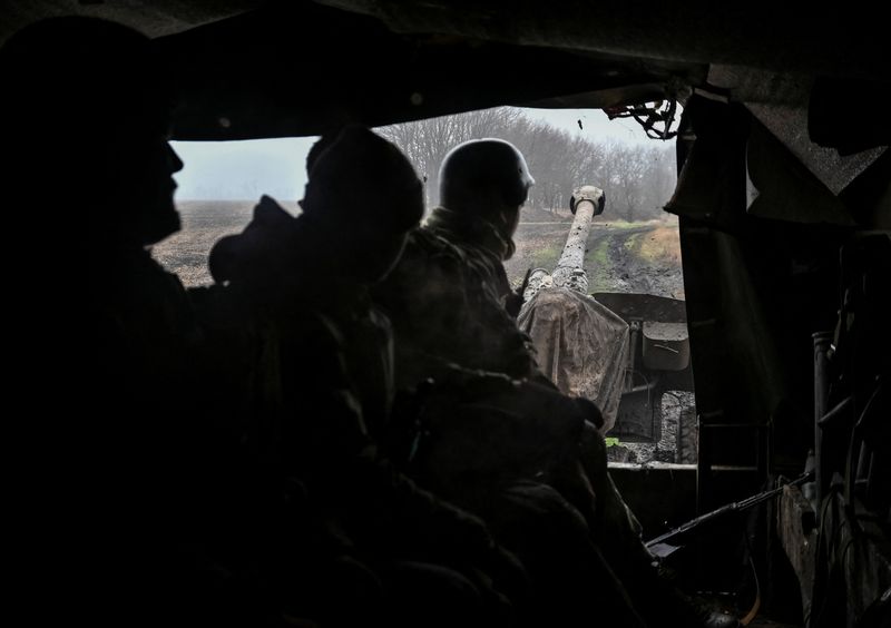 &copy; Reuters.   １２月１７日、ロシアが占拠したウクライナ南部のザポロジエ原発で、核廃棄物保管庫を砲撃や無人機攻撃から守るため、幕状の「覆い」が設置された。写真は１６日、ザポロジエ地域で