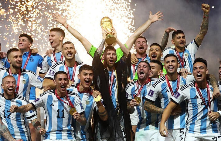 &copy; Reuters. 　サッカーのワールドカップ（Ｗ杯）カタール大会は１８日、ルサイルで決勝を行い、アルゼンチンがＰＫ戦の末、前回王者フランスに勝利。通算３回目のＷ杯優勝を果たした。写真は優勝